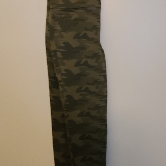 Avenue Skinny cammo jeggings size 16 new without tags. - Picture 2 of 6